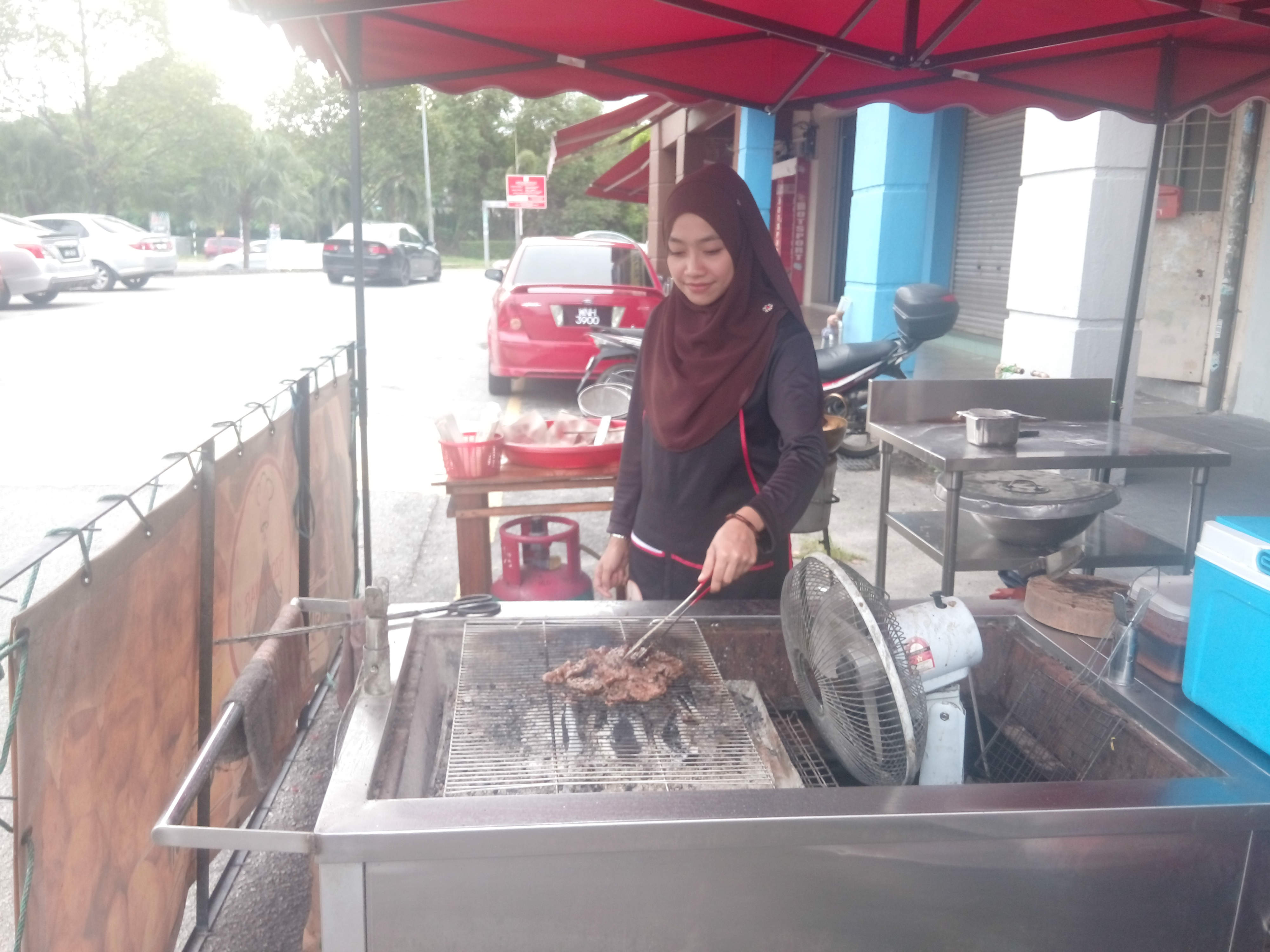 Pekerja membakar daging