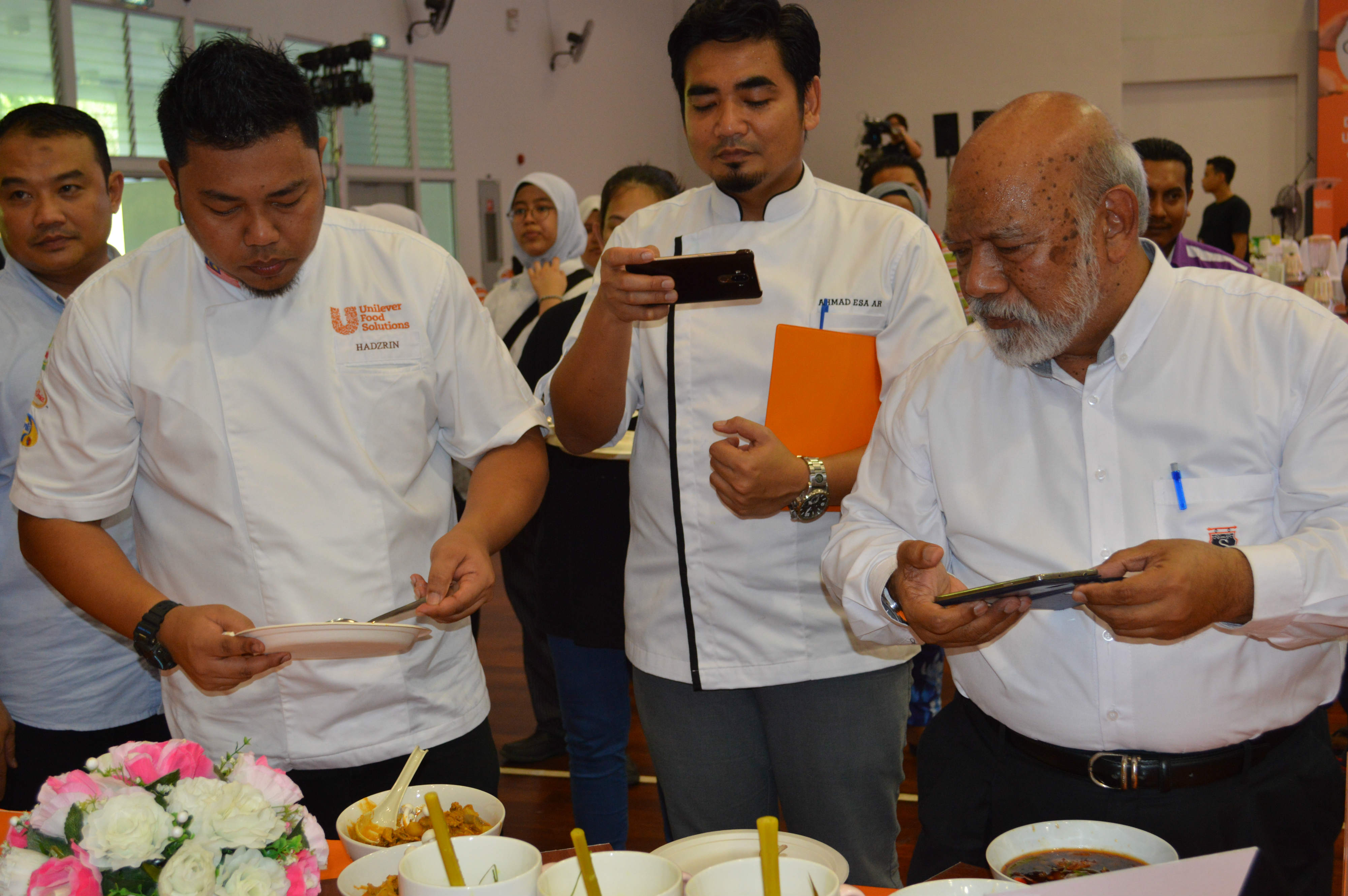 Pengadil Juri memberikan pemarkahan