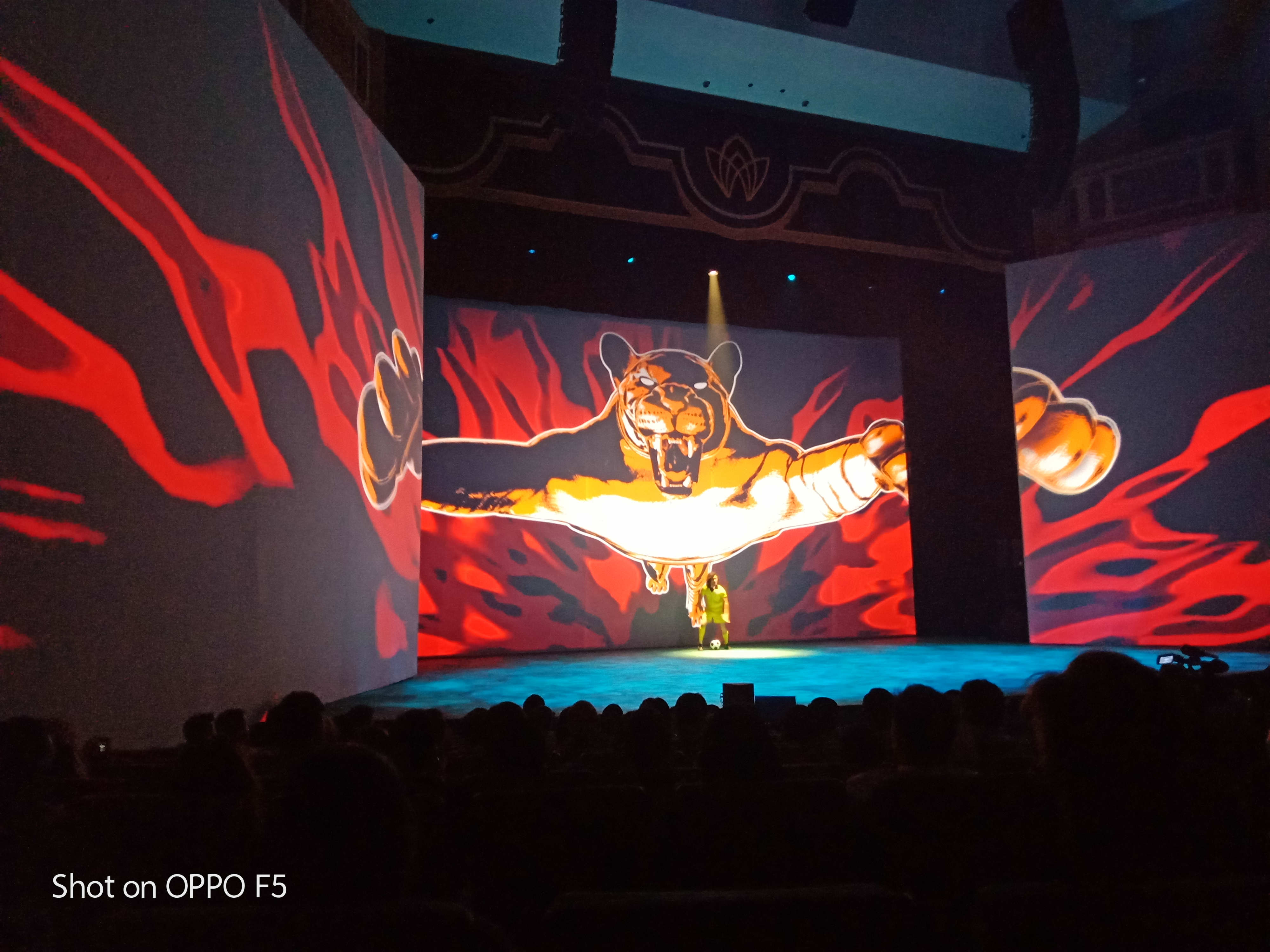 Gabungan teknologi digital di pentas teater...