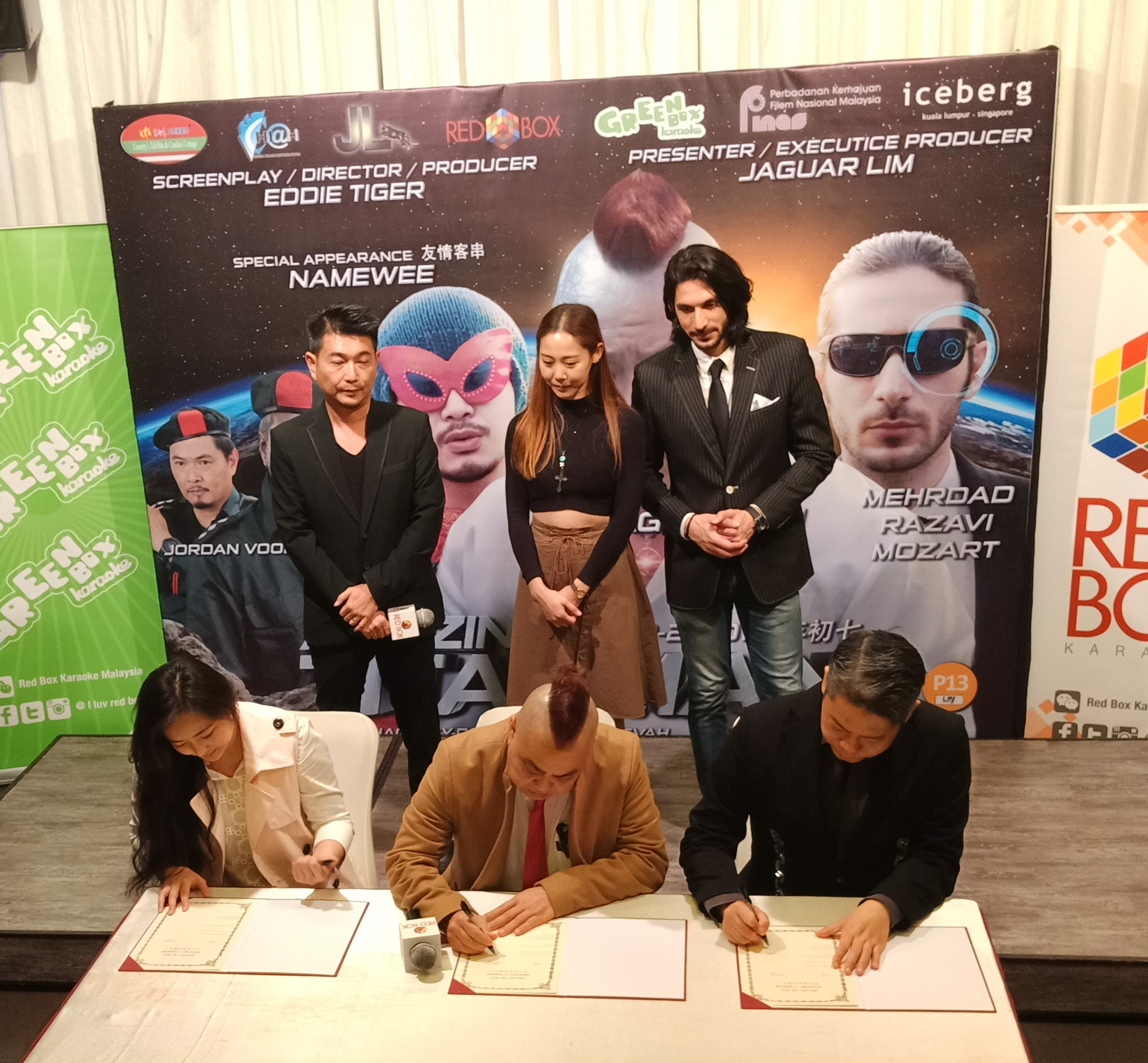 Menandatangani Memorandum