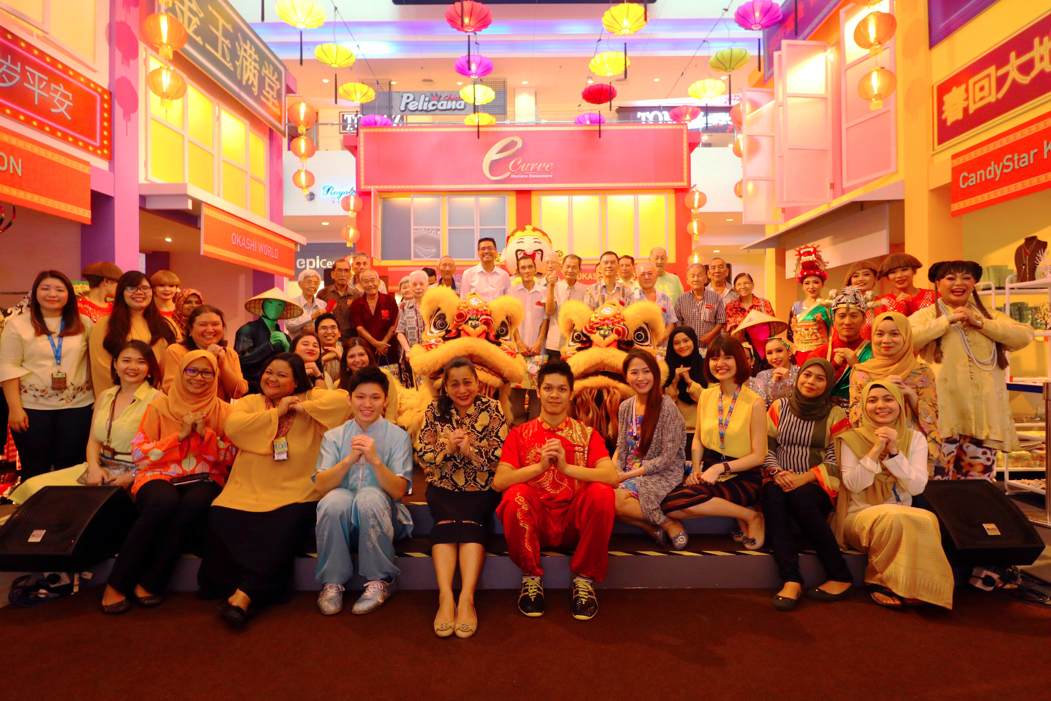 Bergambar Bersama Penghuni Rumah Orang Tua Seri Setia