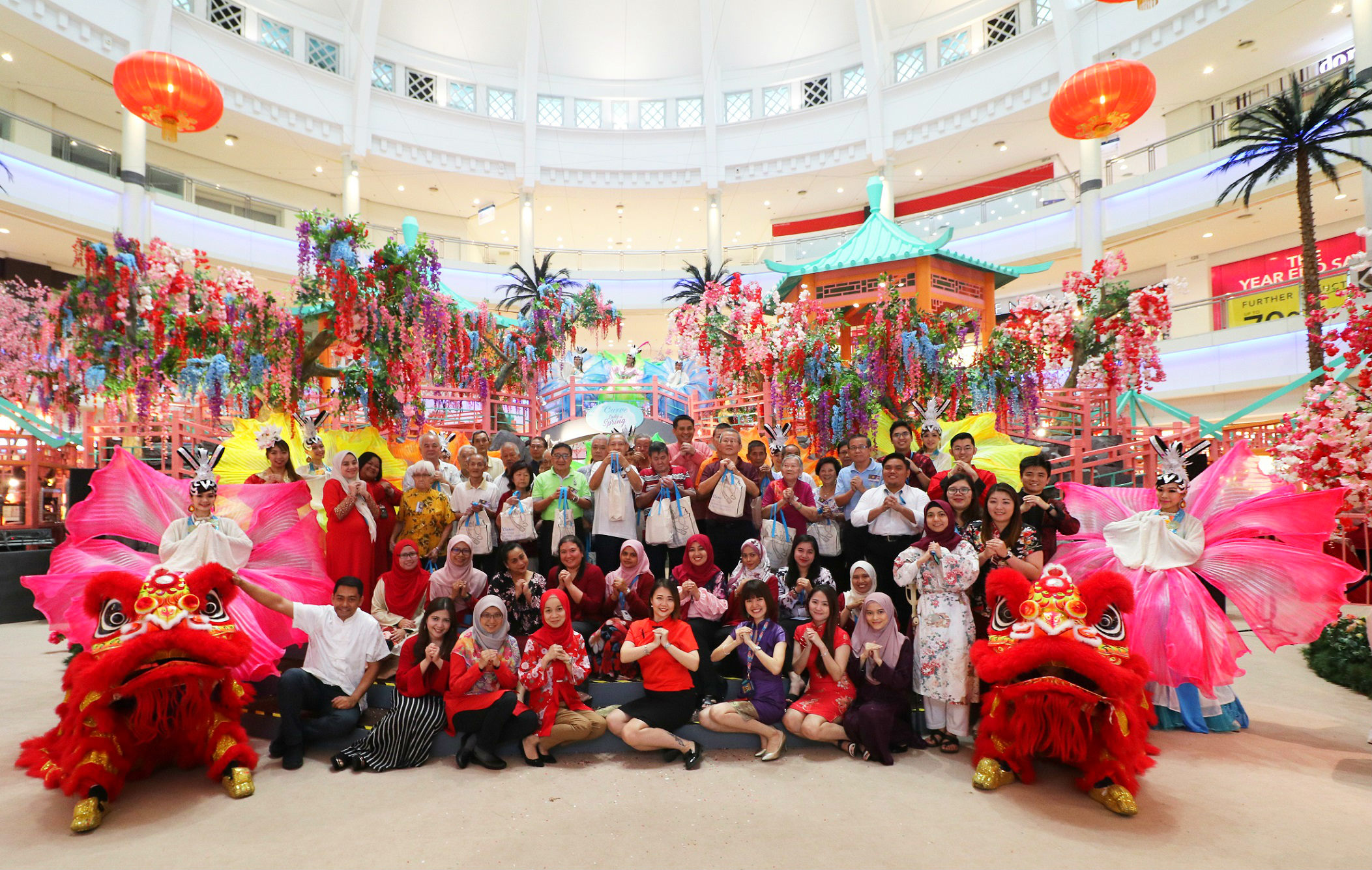 Meraikan warga emas sempena sambutan Tahun Baru Cina