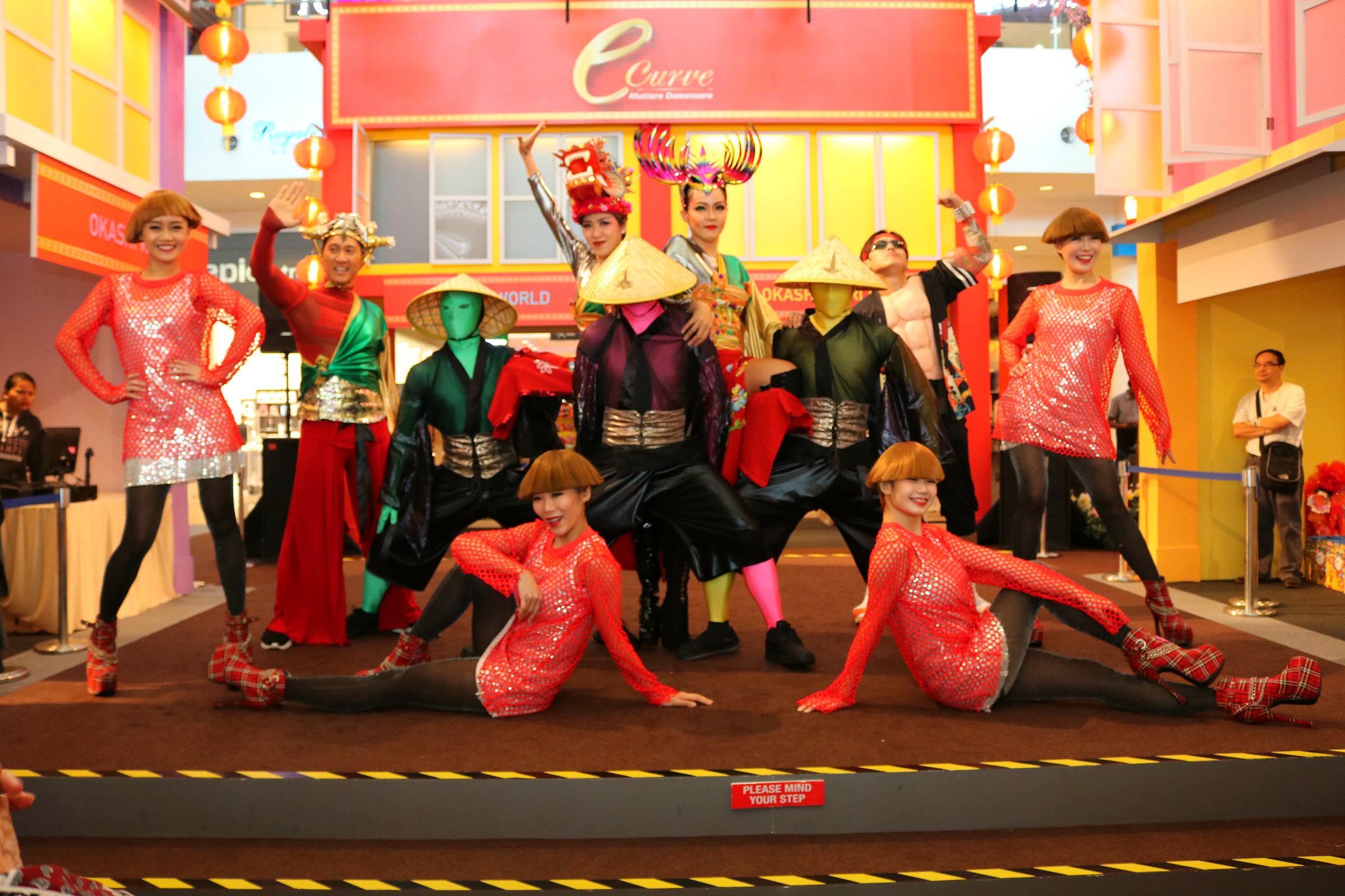 tarian trio hip-hop oleh kumpulan Straw-Hat