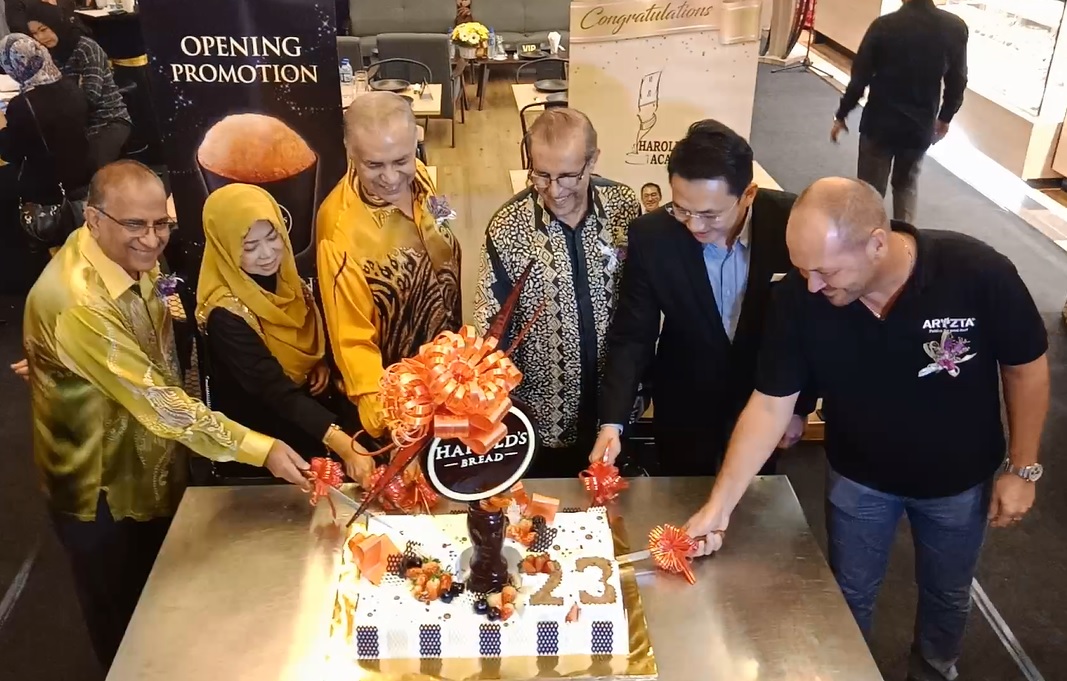 Acara simbolik memotong kek