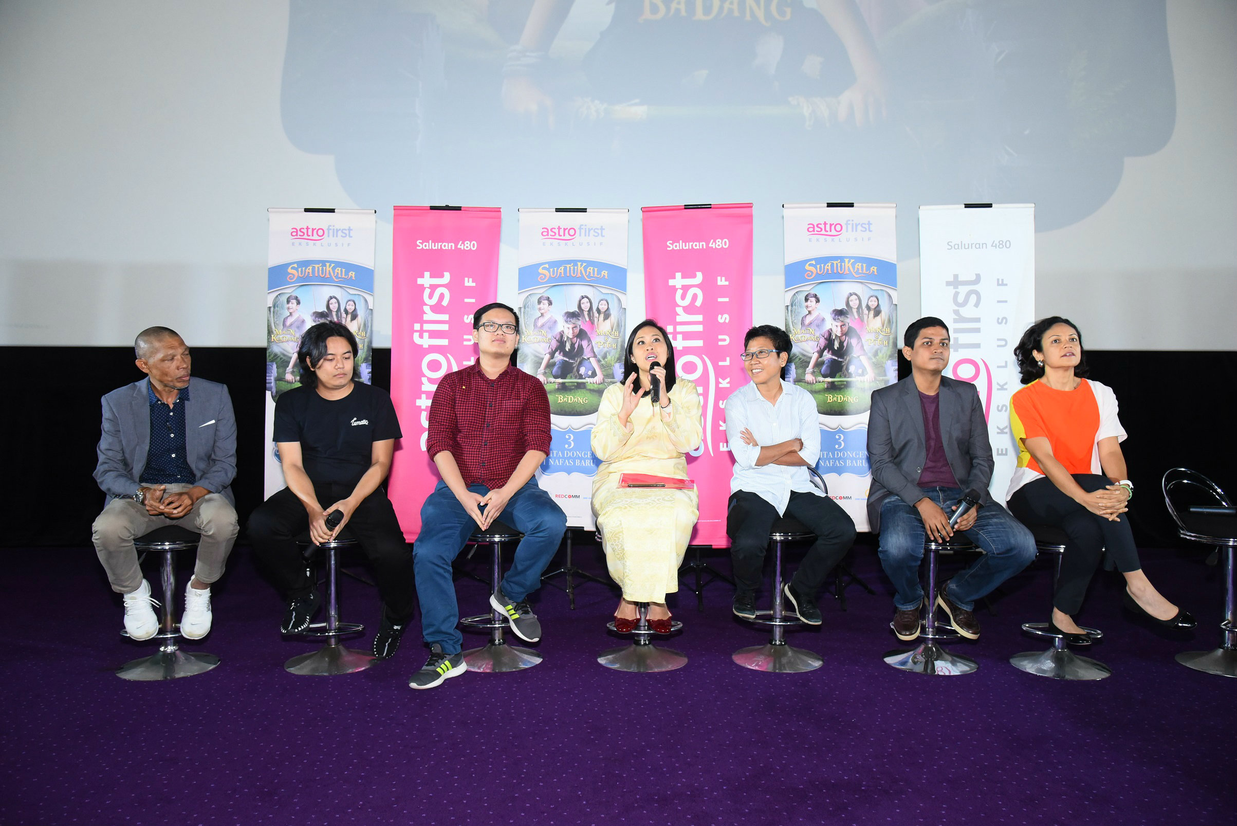 Barisan produksi Suatukala bersama wakil-wakil dari Astro