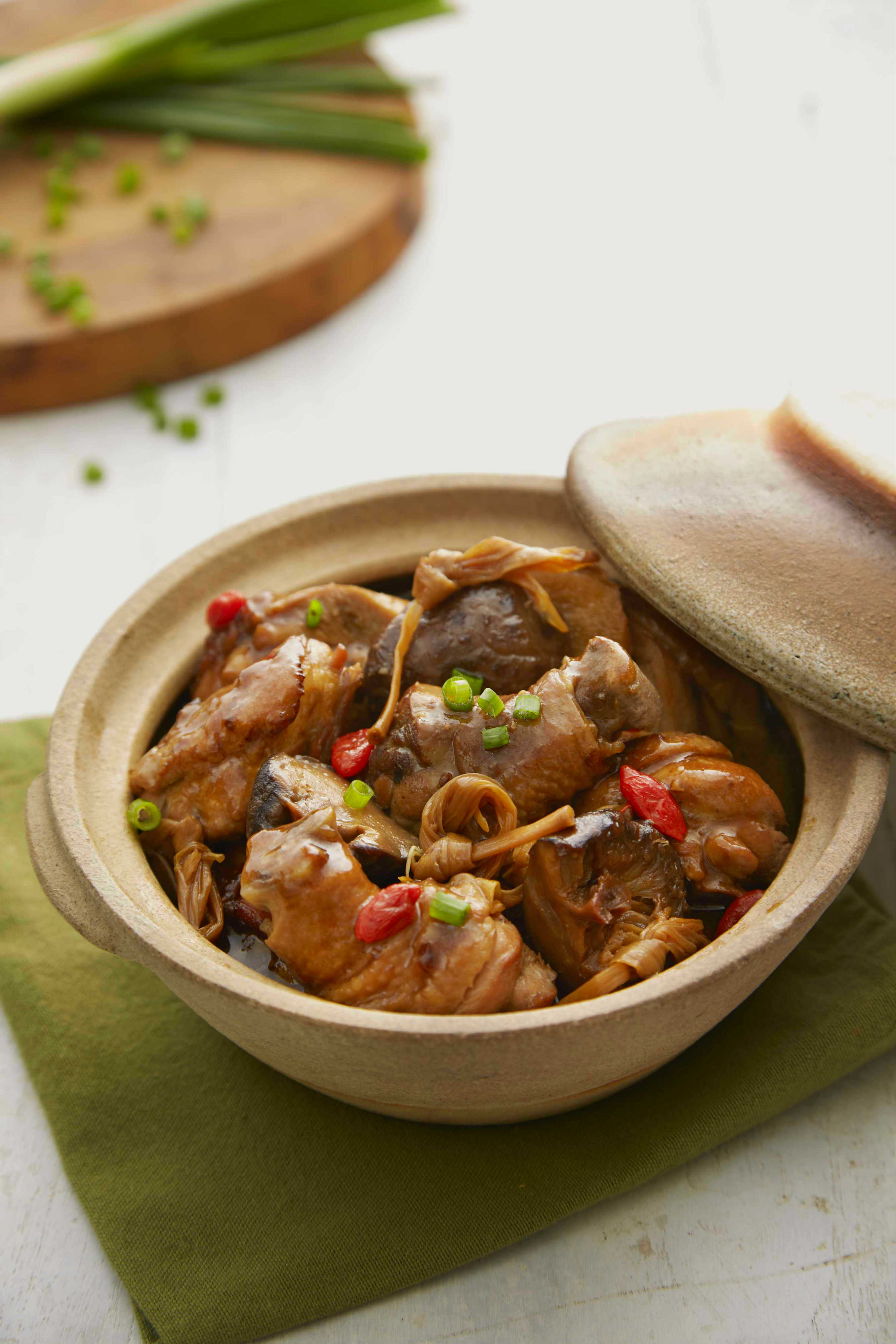 Claypot Chicken with Dried Lily Bud
