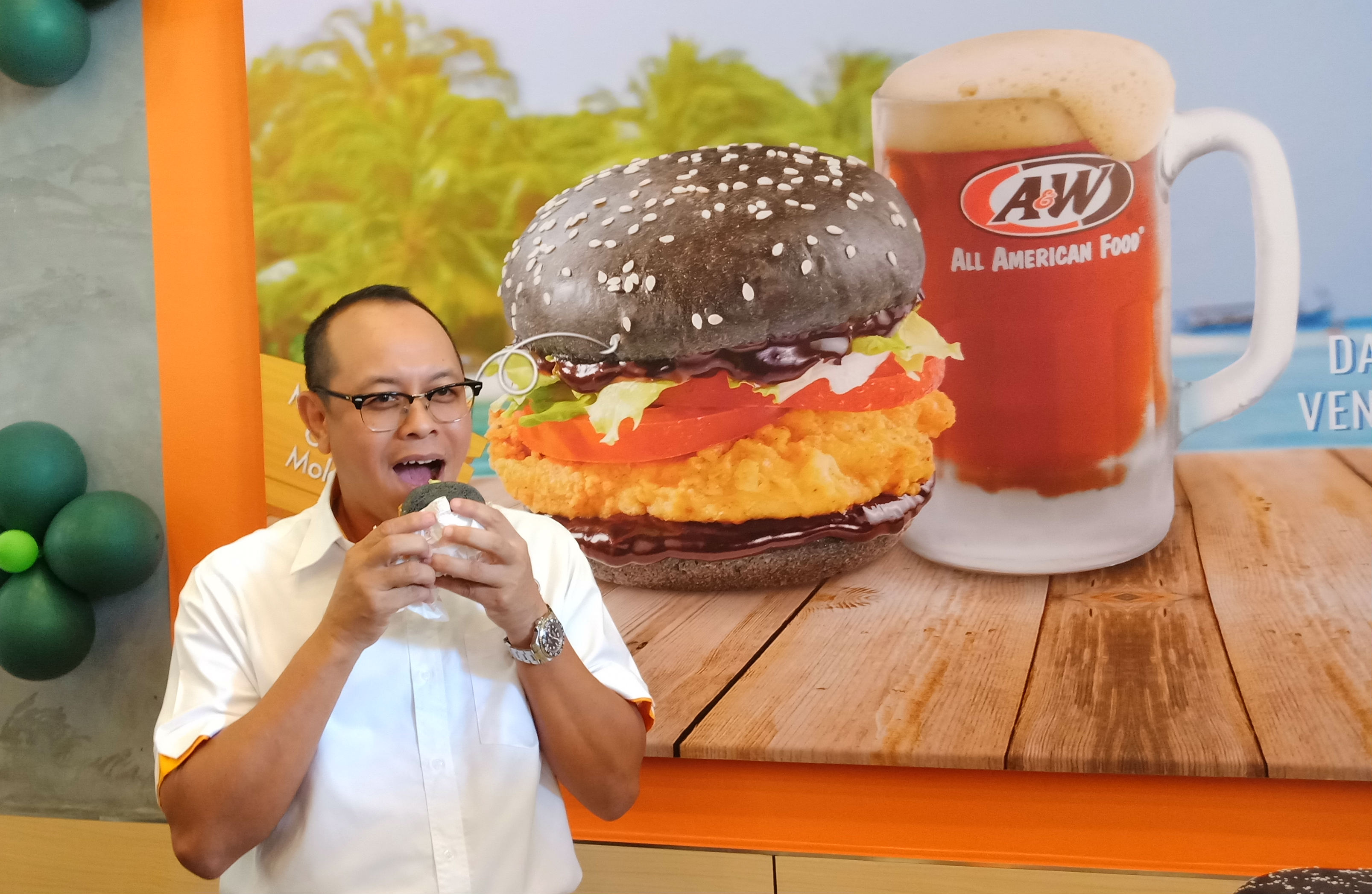 En Samad mencuba La Mole Burger