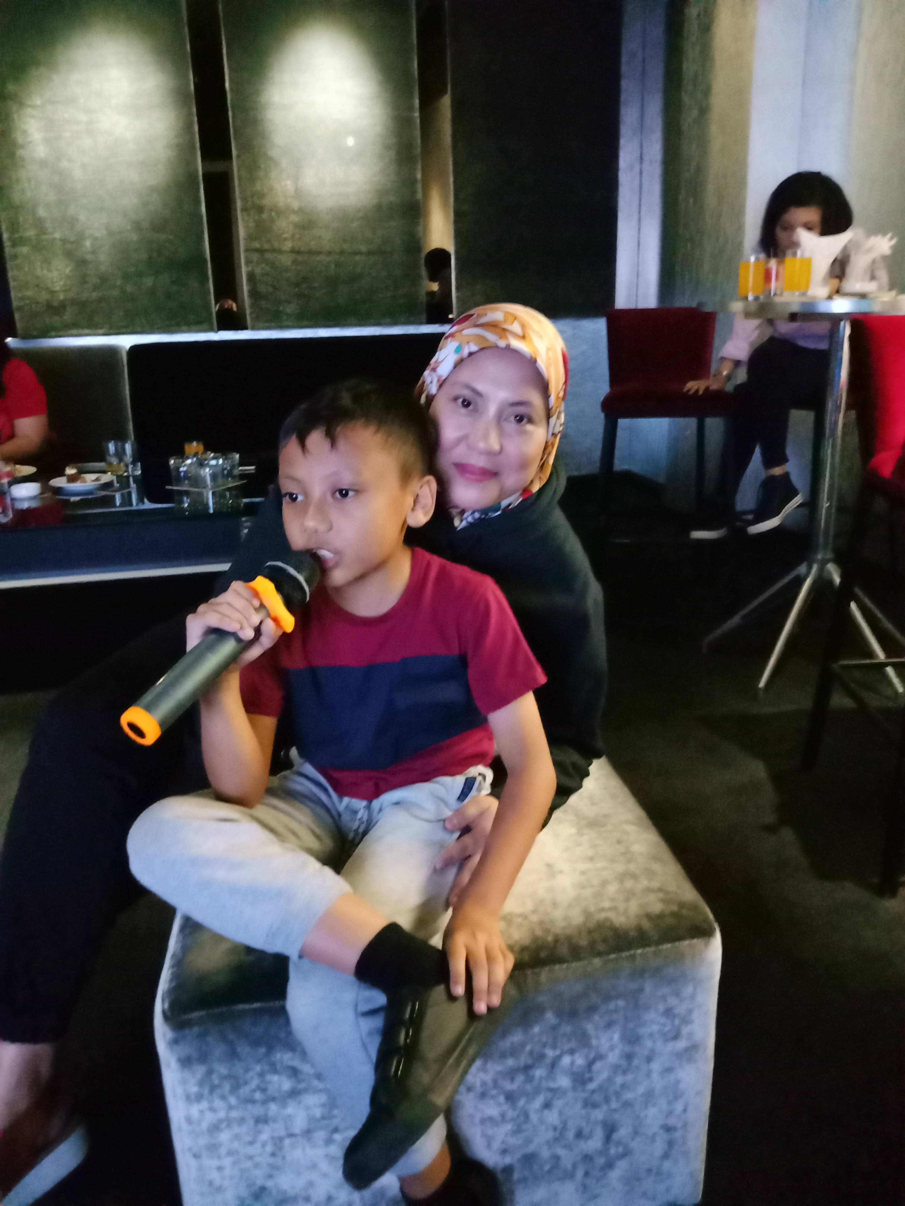 Karaoke bersama keluarga