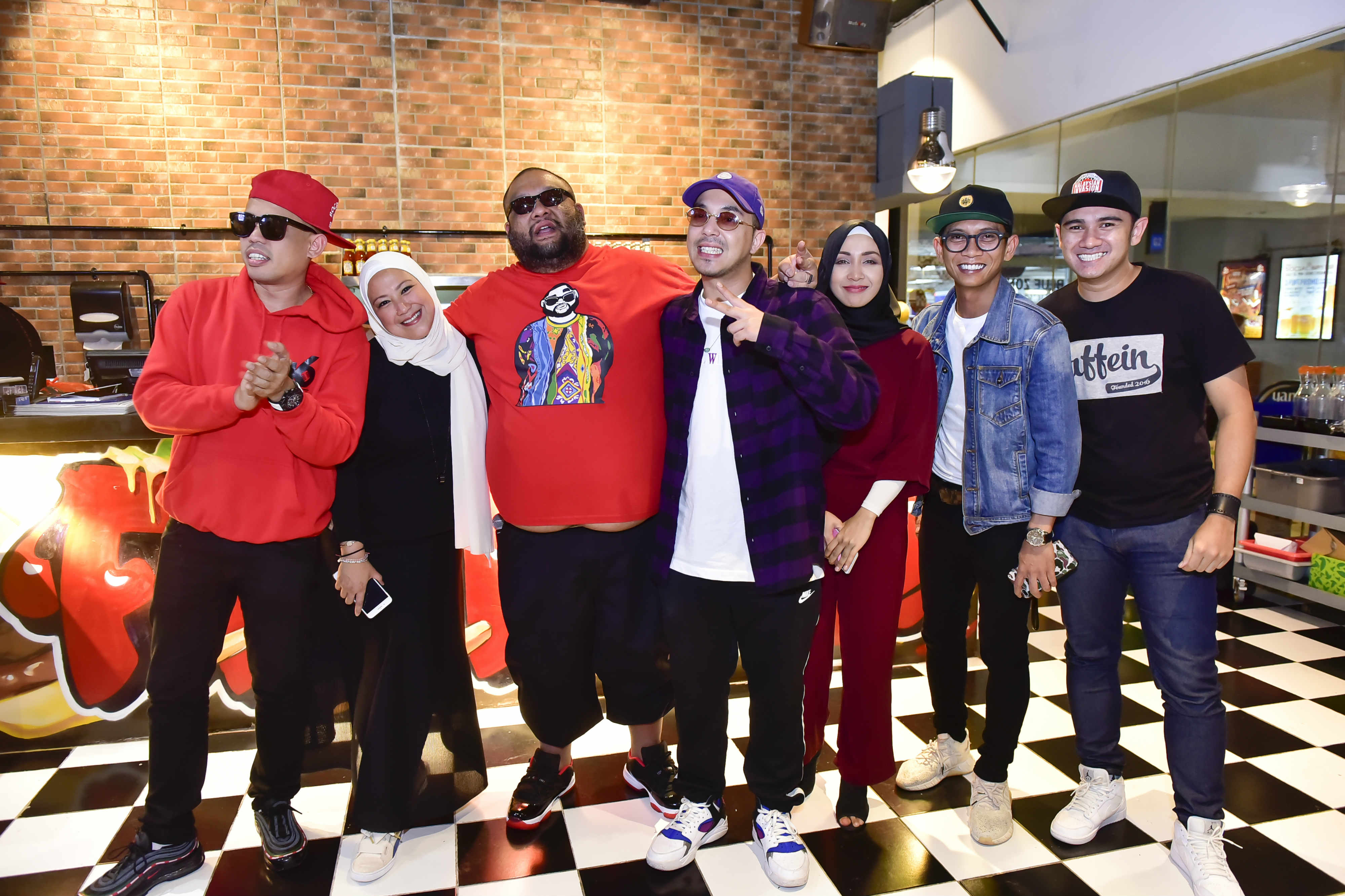 Antara barisan artis yang datang ke majlis pelancaran FatPapas