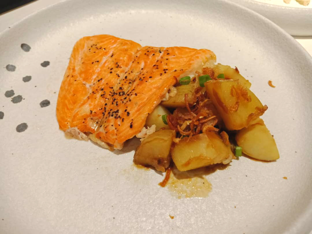 Seared Ikan Trout Fjord Norway dan Salad Kentang Asia