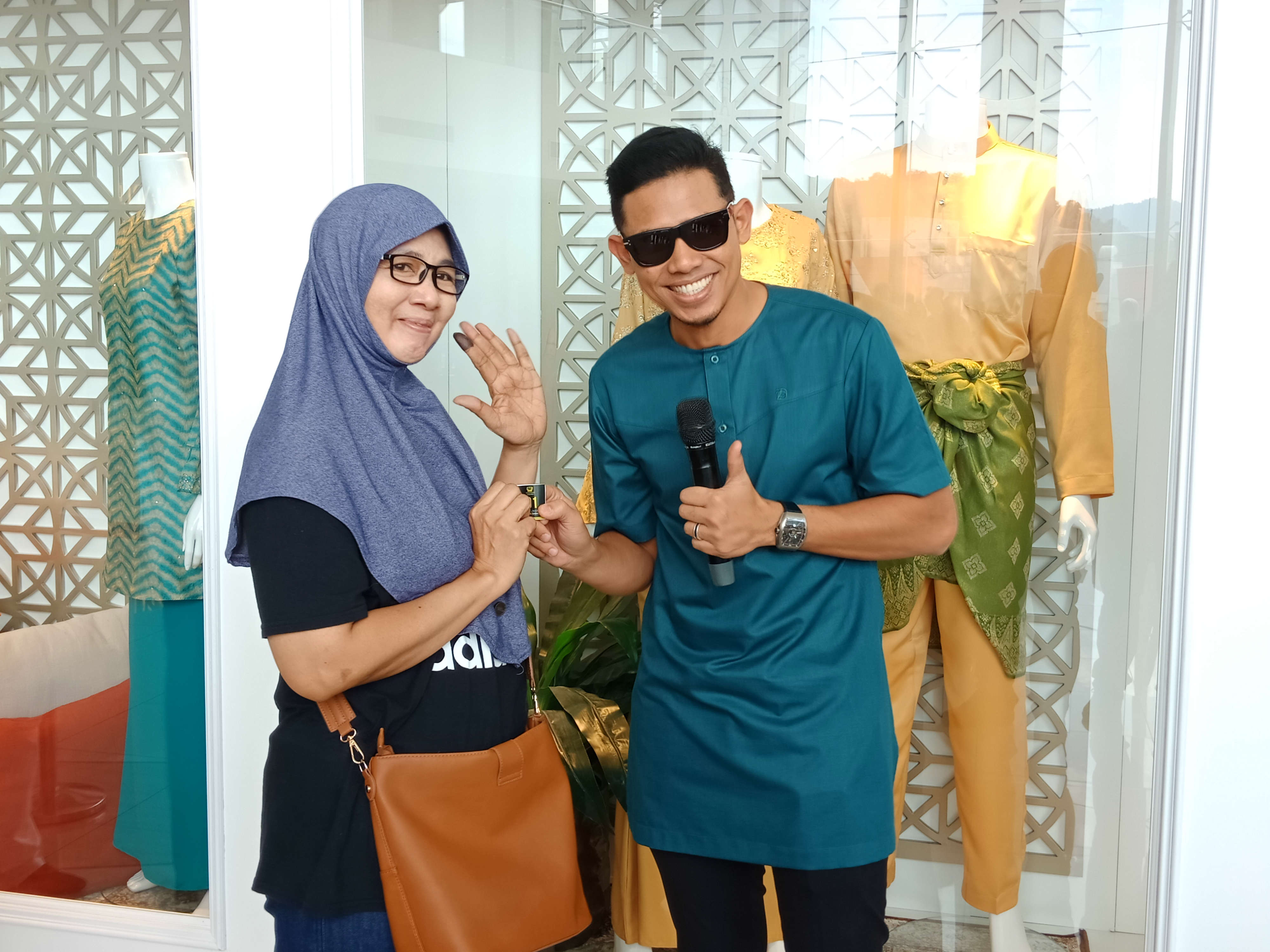 11 Pelanggan pertama
