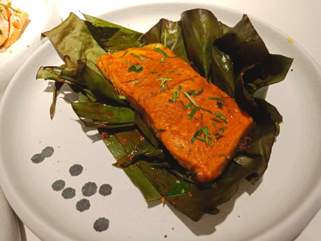 Ikan Trout Fjord Norway Bakar dalam Daun Pisang