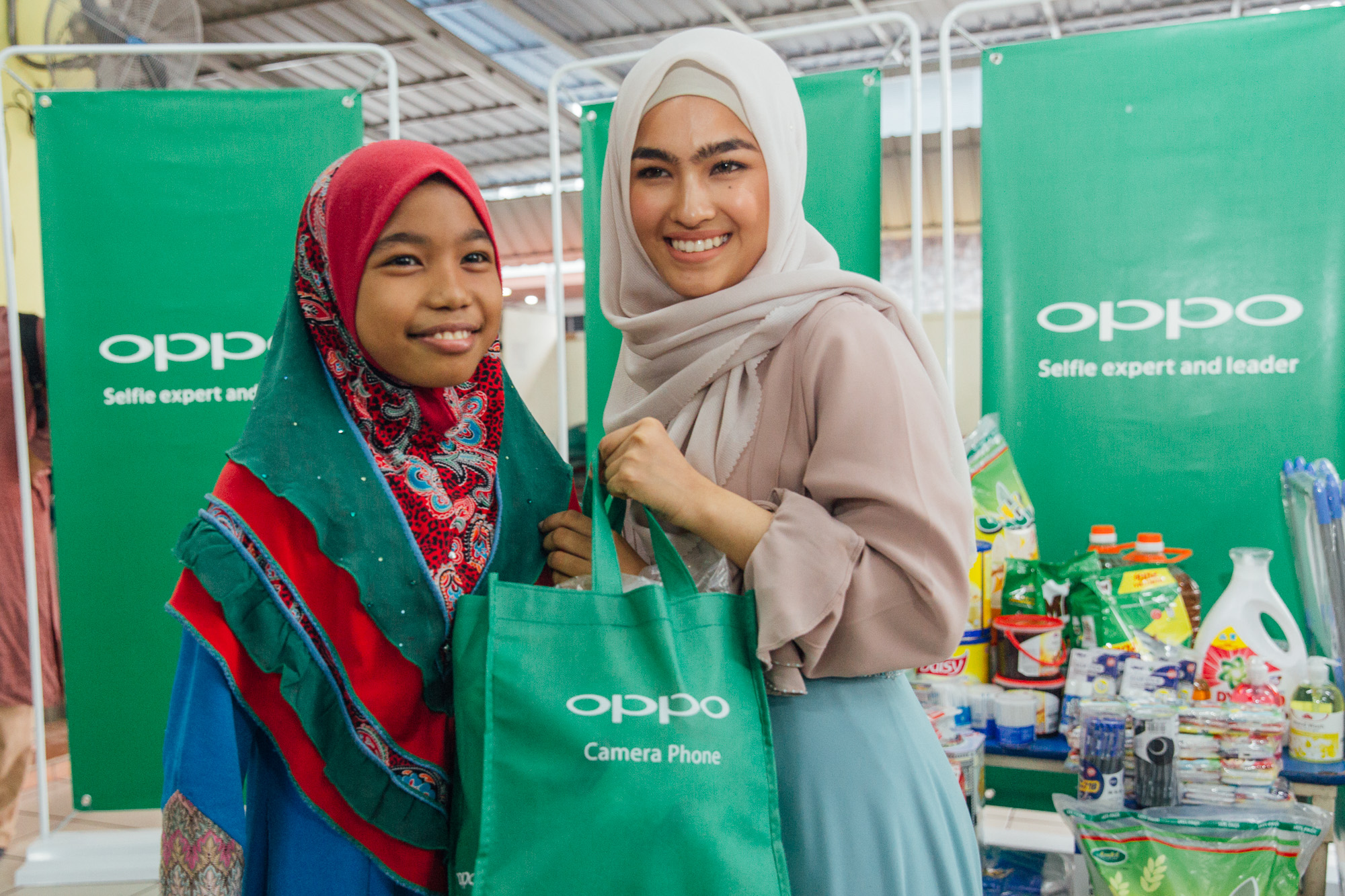 Elfira mengagihkan beg sumbangan