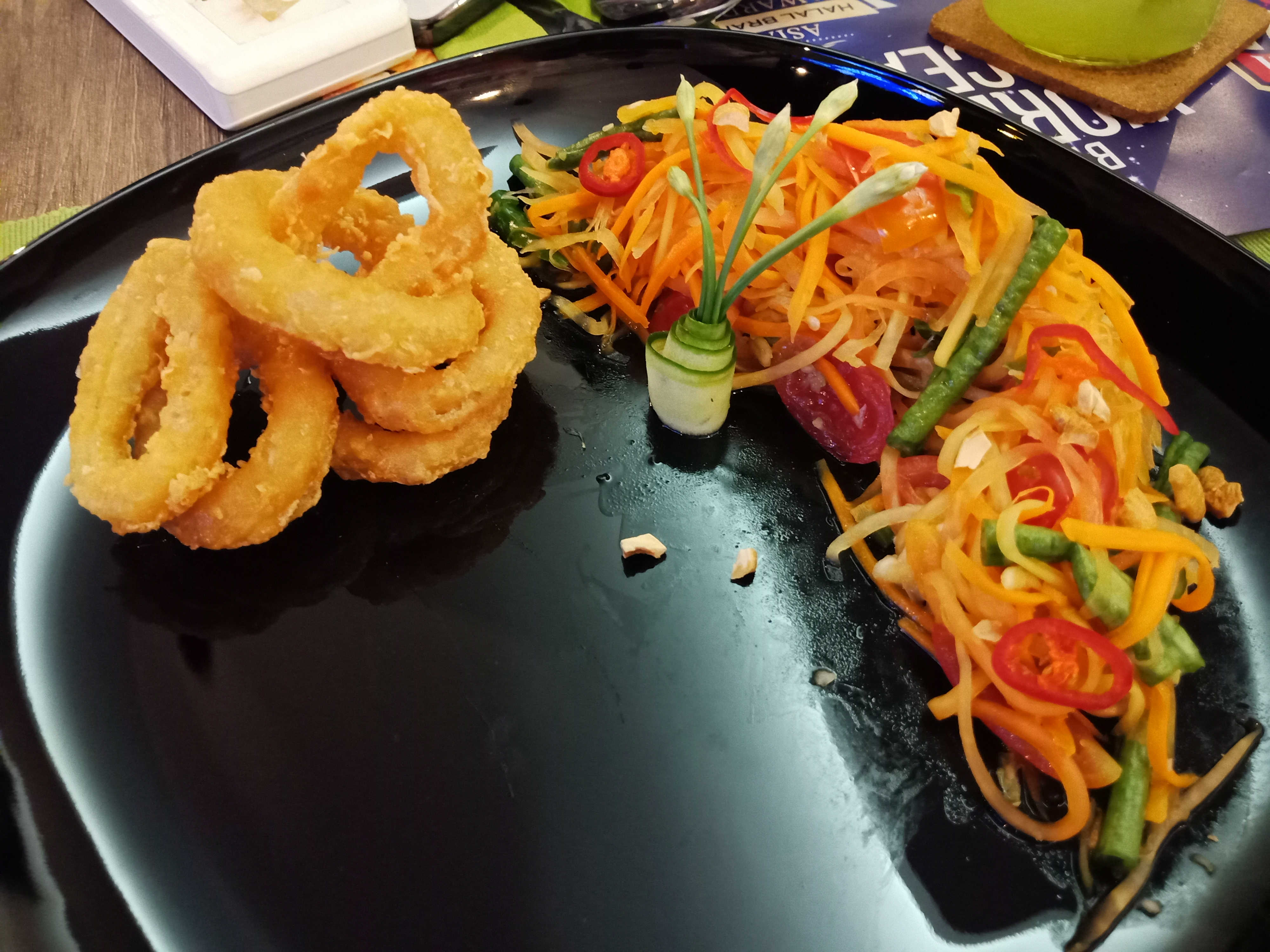 Som Tam Salad dengan Tempura Calamari Rings