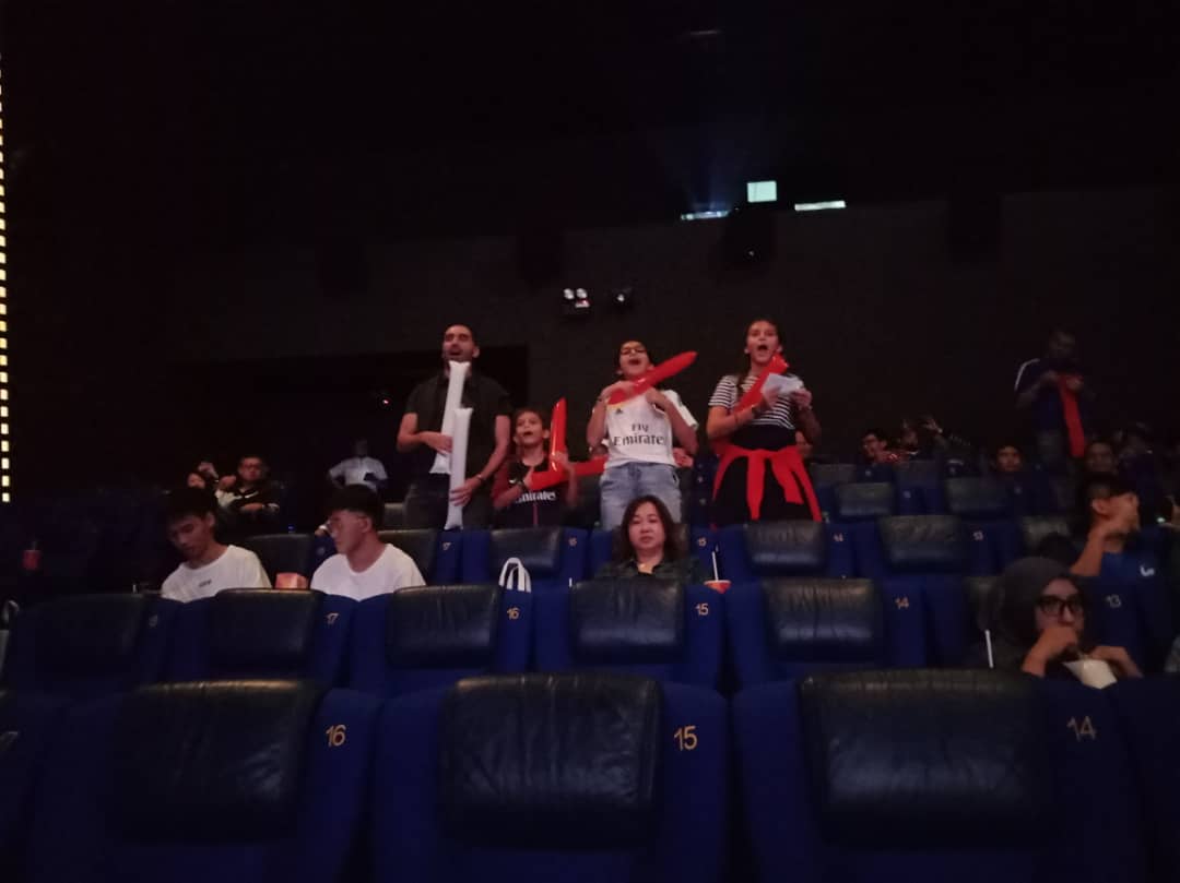 Penyokong Perancis bersorak meraikan gol 