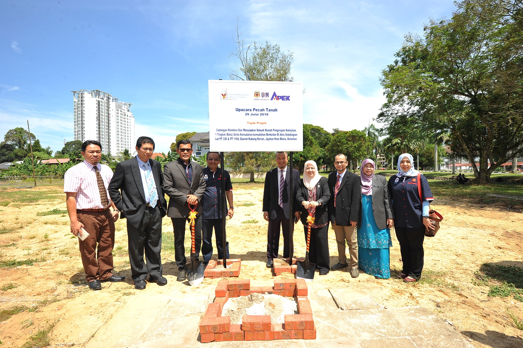 Upacara Pecah Tanah di tapak pembinaan Rumah Ronald McDonald.