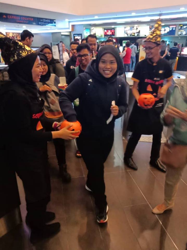 Pesta Halloween - Pemberian gula-gula