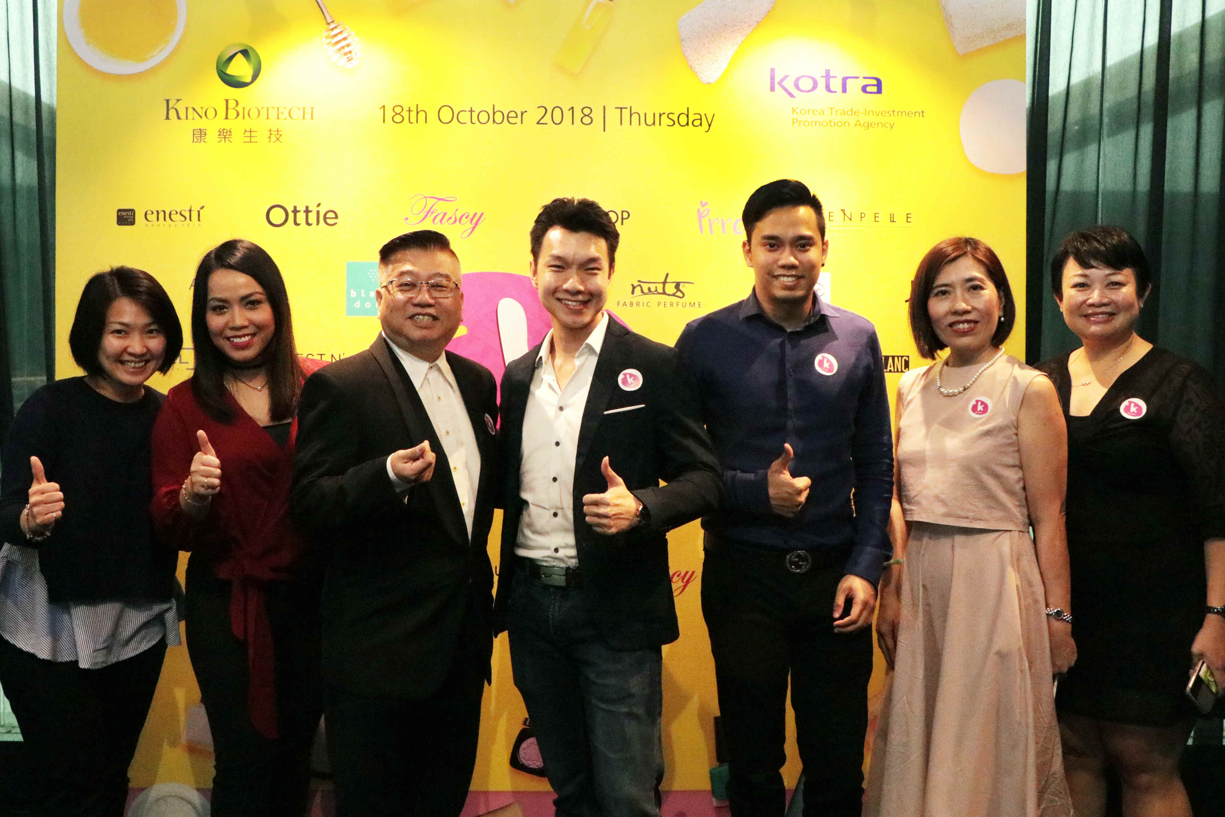 (Dari kiri ke kanan) Cik Sunnie Tan, Cik Aslina Filza, Encik Marcus Chong, Encik Zed Li, Encik Dylan
Michael D'Silva, Cik Jennifer Chin, Cik Winnie Pok semua menghadiri acara dengan senyuman di
wajahnya.