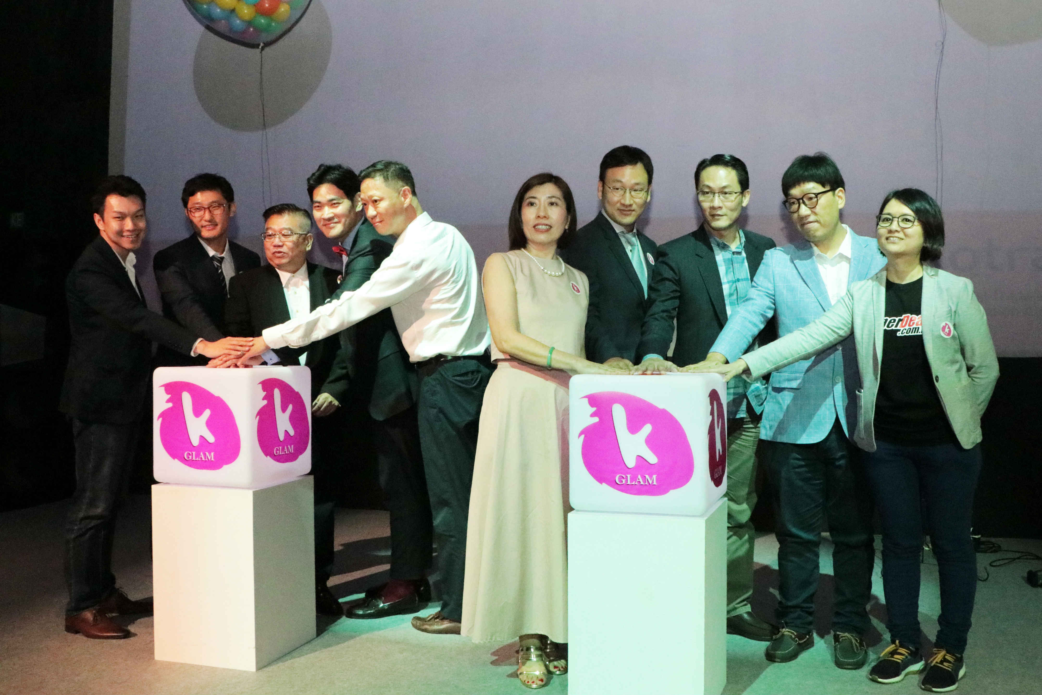 (Dari kiri ke kanan) Encik Li, Encik Yeon, Encik Chong, Encik Park, Encik, Cik Chin,
Encik Lee, Encik Ho, Encik Yun, Cik Lee bersedia untuk pelancaran rasmi.