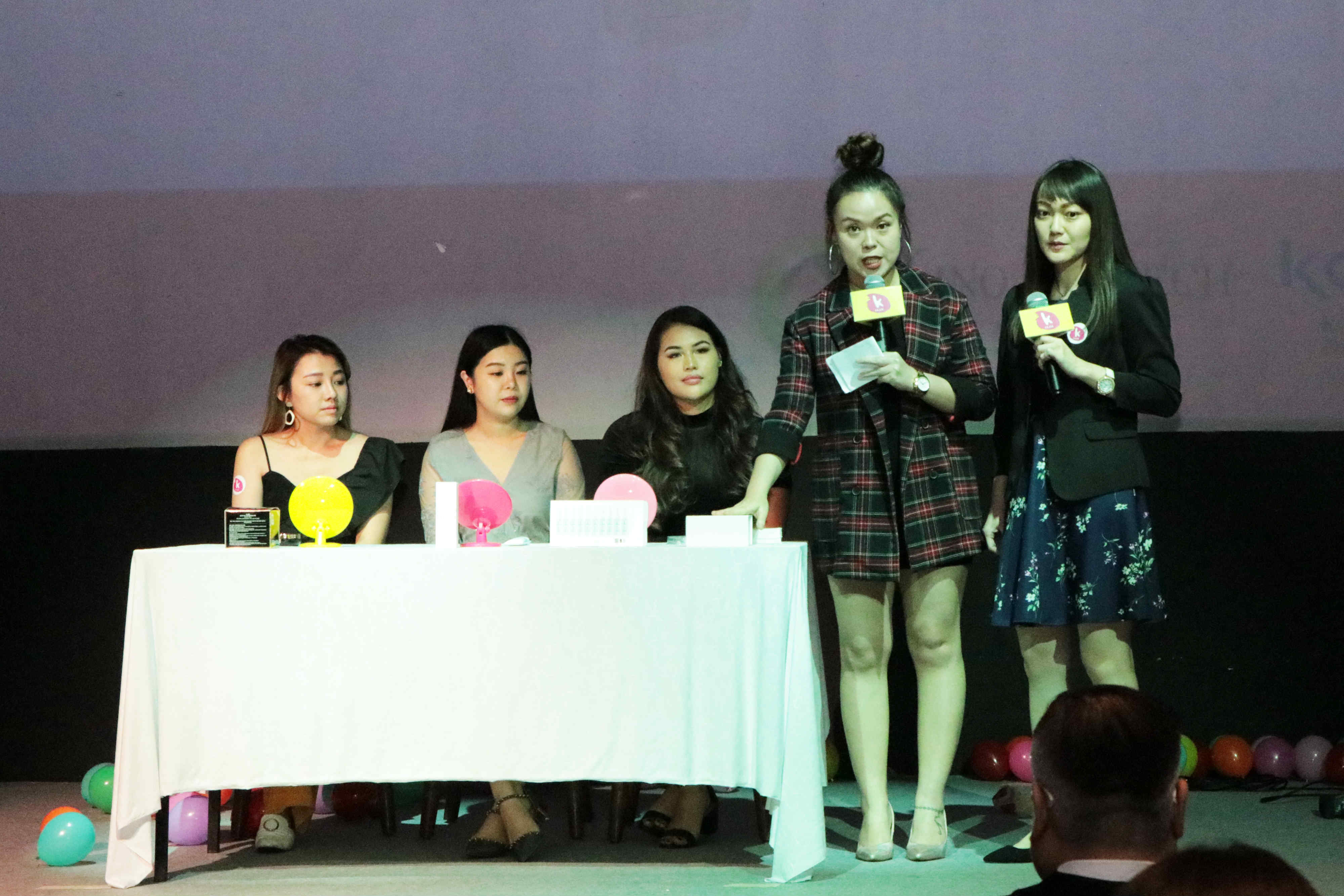 Carmen Layrynn, Shini Lola, and Amanda Imani semasa bengkel Try & Tested di mana kelembapan kulit mereka diuji.