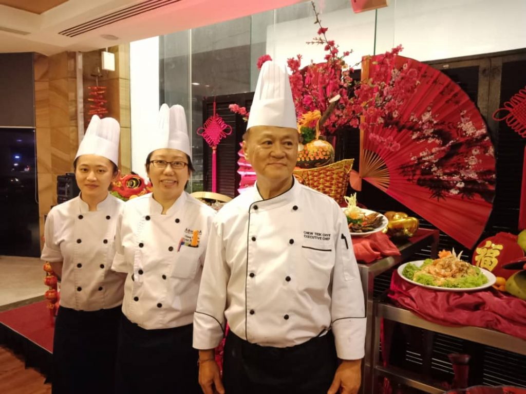 Chef Chew dan pasukannya bertungkus lumus menyediakan hidangan Makan Malam CNY2019