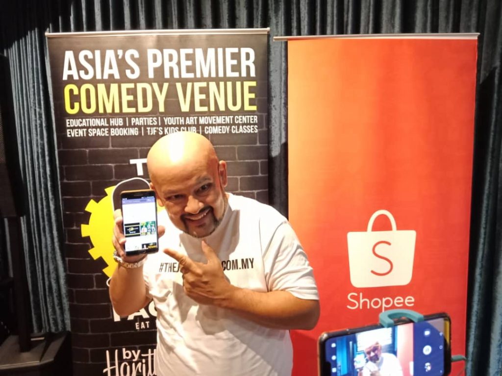 Harith Iskander menunjukkan laman kedai The Joke Factory di Shopee