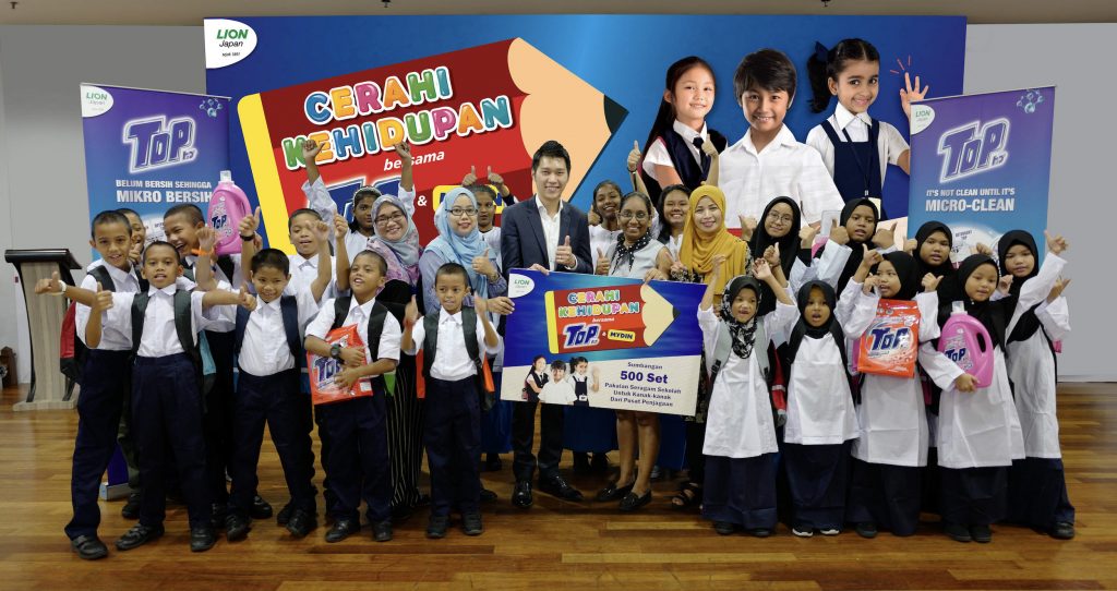 Kempen CSR TOP Sumbangkan Pakaian Seragam Sekolah kepada rumah anak-anak yatim