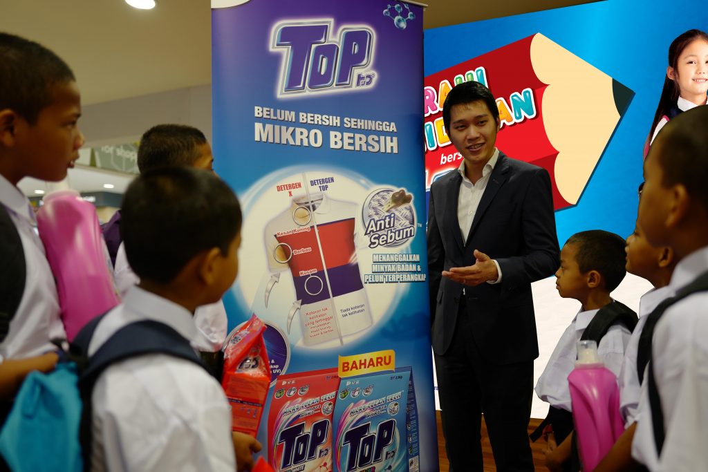 Encik Leroy Yoon, Pengurus Pemasaran Southern Lion Sdn Bhd memberi penerangan kepada anak - anak mengenai bagaimana mereka boleh menggunakan detergen TOP untuk mencuci pakaian seragam mereka dengan berkesan.