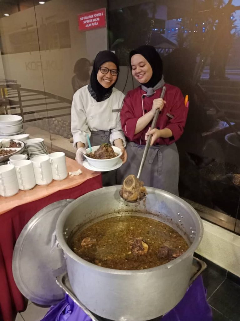 Chef menceduk GearBox untuk pelanggan