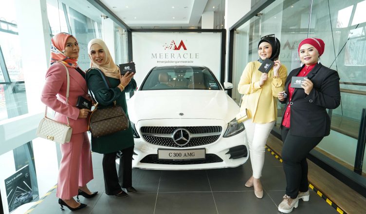 Para Master Stokis Meeracle pemenang kempen “Menjadi Dengan Meeracle” dengan kereta Mercedes Benz yang dimenangi mereka.
