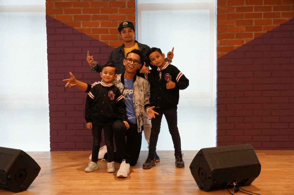 Muzik video dari Ajak Shiro dan anak-anak