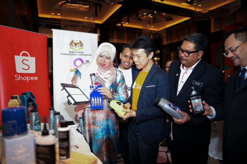Zed Li, Head of Seller Management, Shopee Malaysia briefing Yang Berhormat Datuk Seri Rina Binti Mohd Harun, Minister of Rural Development on the rural entrepreneurs’ automotive products that are now available on Shopee via the Desaauto@KPLB official store.