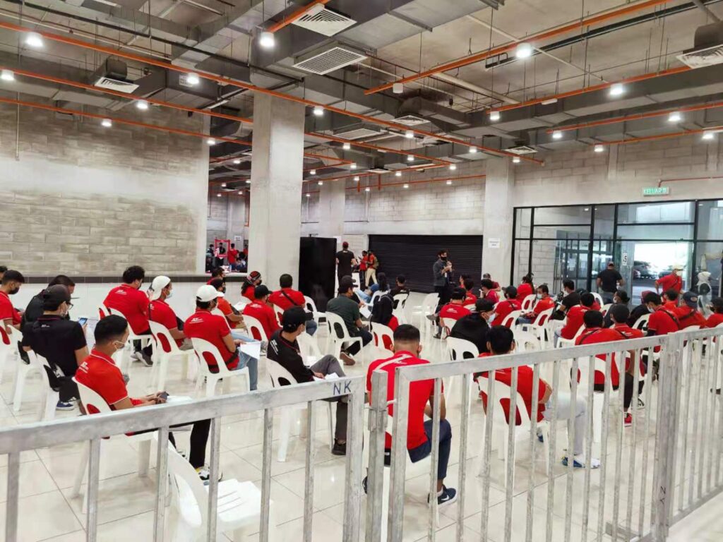 J&T Express - para pekerja menanti giliran