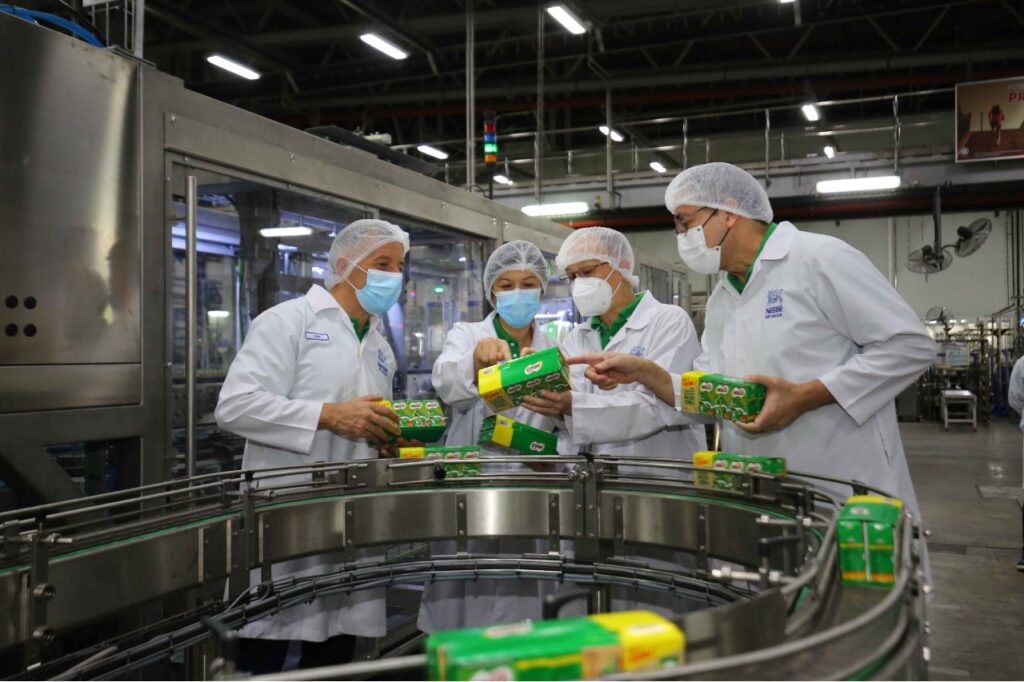  [From Left] Juan Aranols, Chief Executive Officer of  Nestlé (Malaysia) Berhad; April Wong, Business Executive Officer, Ready to Drink Business Unit, Nestlé (Malaysia) Berhad; Lim Seng Huat, Packaging Technology Manager, Nestlé (Malaysia) Berhad  and Dato' Adnan Pawanteh, Head of Corporate Affairs, Nestlé (Malaysia) Berhad viewing the the MILO UHT 125ml paper cluster packaging at Nestlé's Sri Muda Factory.