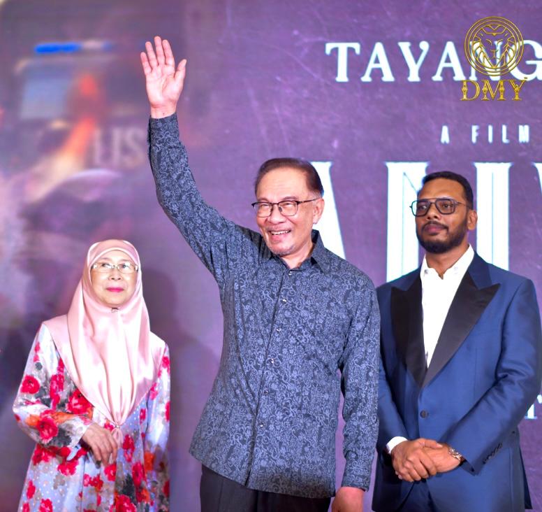 Mohamed Yusoff (kanan) bersama Anwar dan Wan Azizah